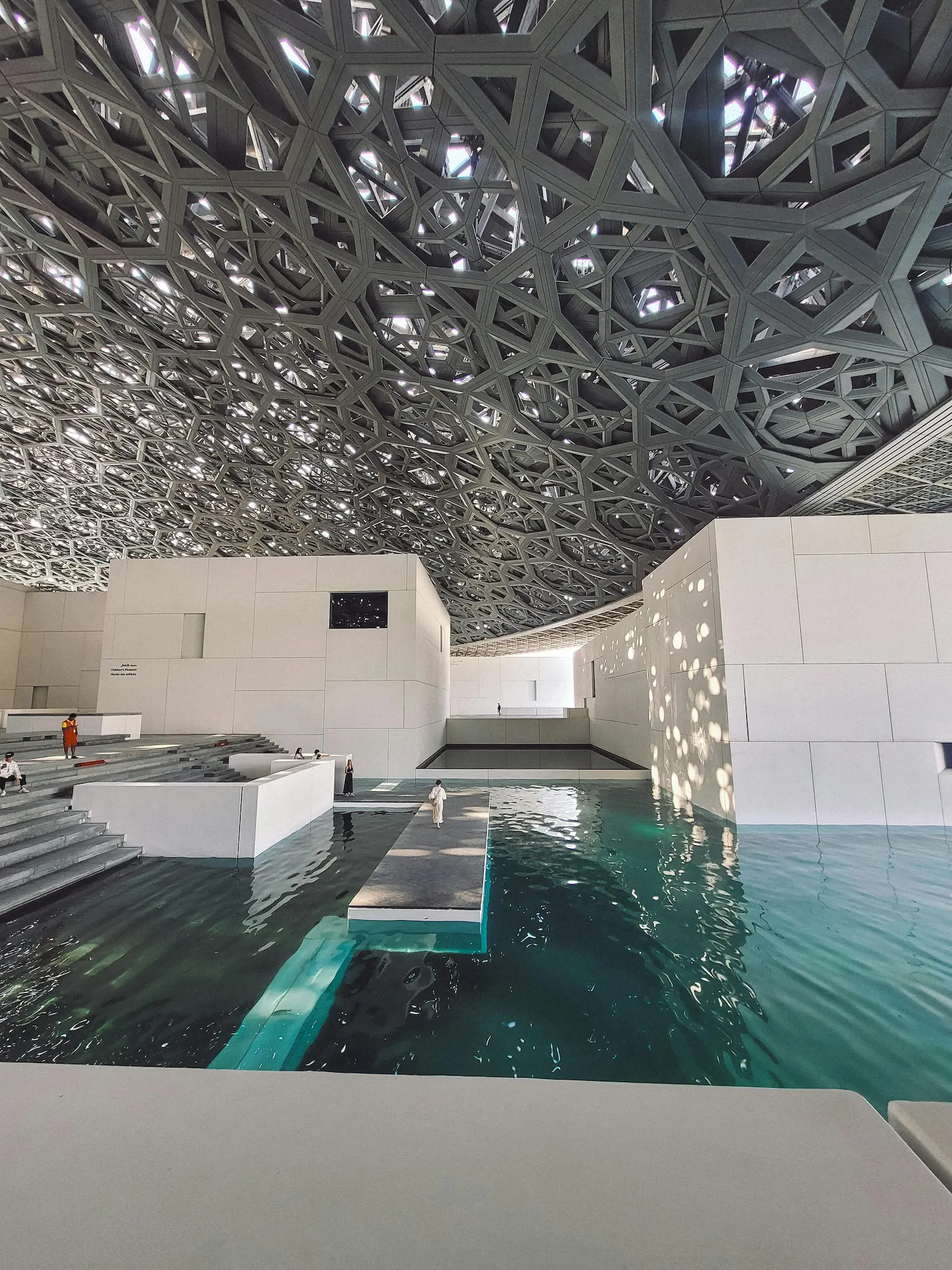 من داخل متحف Louvre Abu Dhabi في جزيرة السعديات، بقبّته الهندسية وانعكاسات الضوء