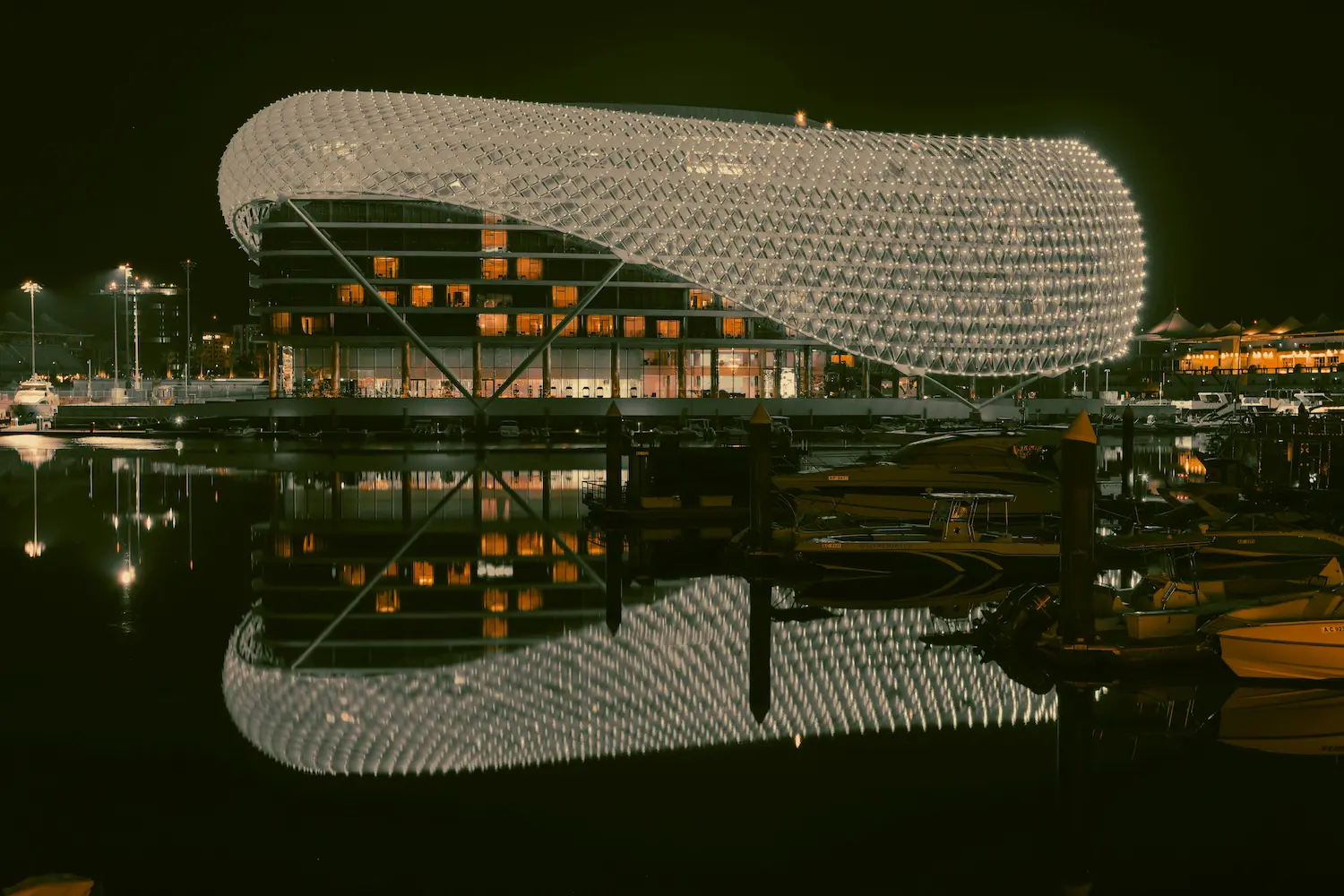 فندق Yas Viceroy مضاءً ليلاً على جزيرة ياس في أبوظبي