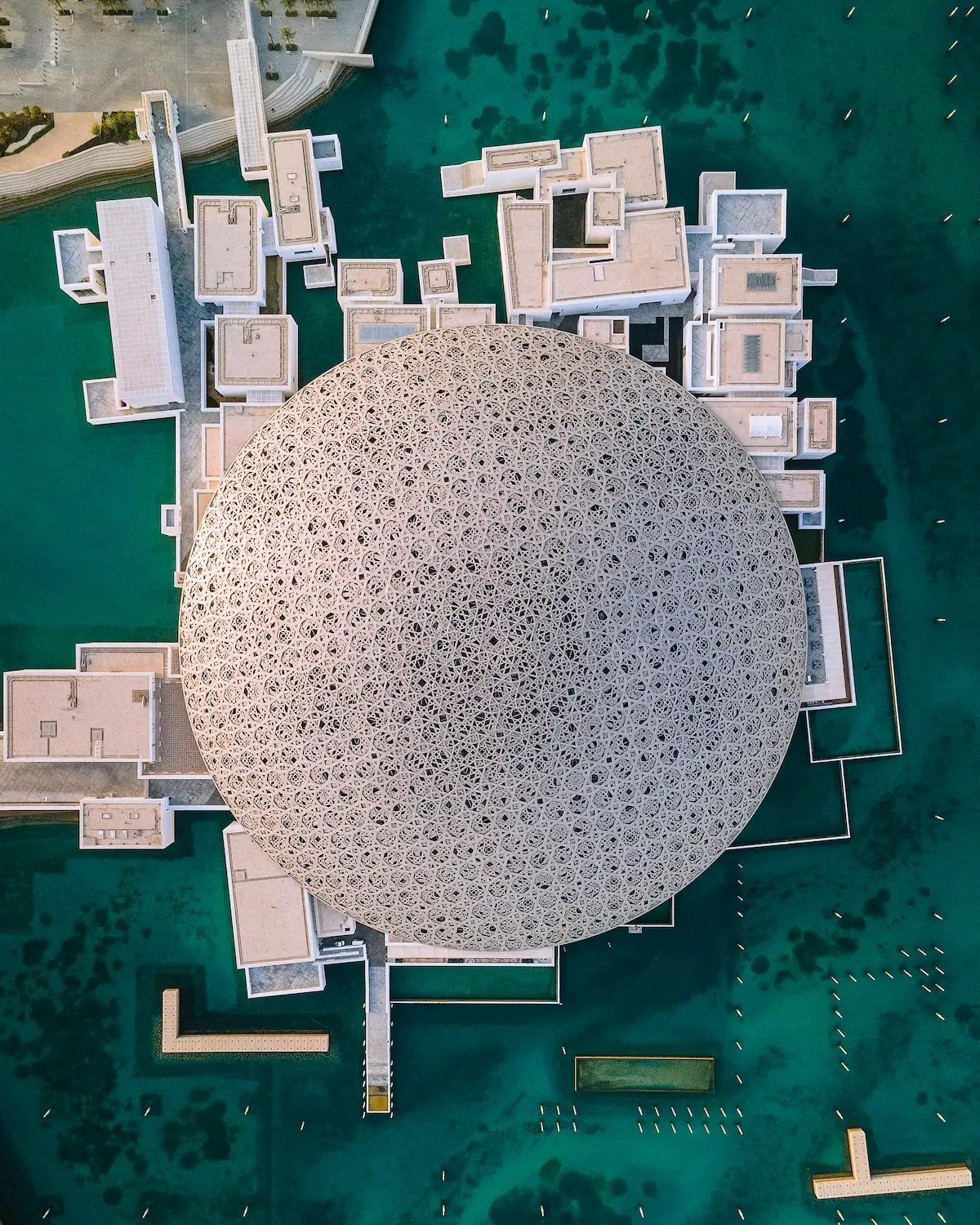 منظر جوي لمتحف Louvre Abu Dhabi في جزيرة السعديات