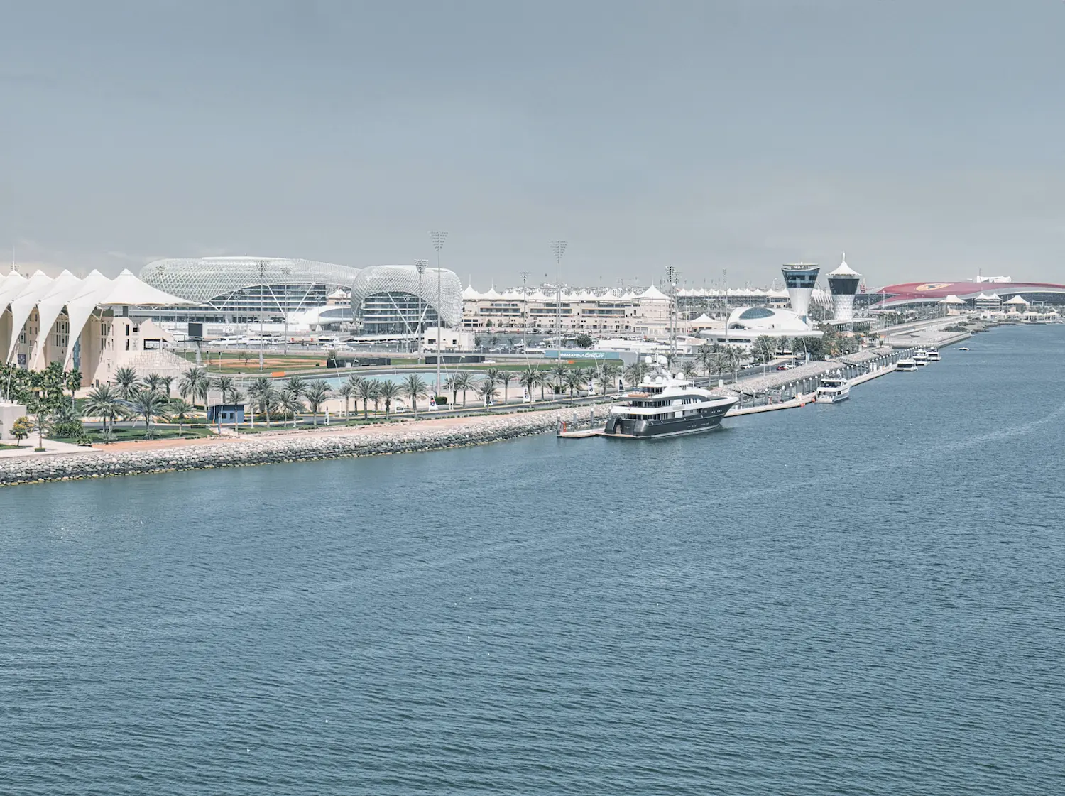 منظر بانورامي لجزيرة ياس في أبوظبي يظهر فيه فندق Yas Viceroy ومبنى Ferrari World